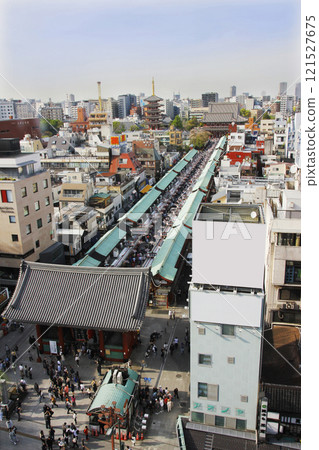 Start your sightseeing in Asakusa with a commemorative photo at Kaminarimon, then walk through the souvenir shops of Nakamise-dori to Sensoji Temple. 121527675