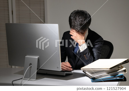 商人在疲憊的時候工作 121527904