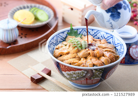 Sea urchin rice bowl made with luxurious high-quality sea urchin 121527989