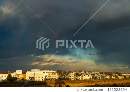 Cold air mass: Clouds that fall to the ground along with the cold air 121528294