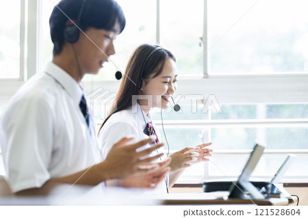 線上英語會話課程課堂男女高中初中ICT 121528604