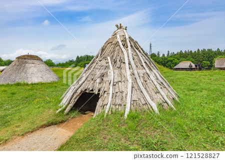 Sannai-Maruyama Site: Remains of pit dwellings (reconstructed) World Heritage Site "Jomon Sites in Hokkaido and Northern Tohoku" 121528827