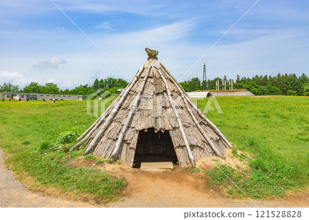 Sannai-Maruyama Site: Remains of pit dwellings (reconstructed) World Heritage Site "Jomon Sites in Hokkaido and Northern Tohoku" 121528828