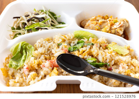美味的蟹肉生菜炒飯 121528976