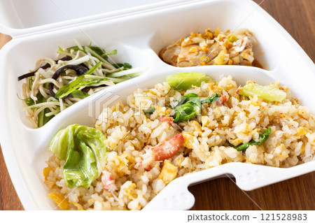Delicious crab and lettuce fried rice 121528983
