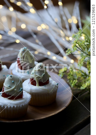 白巧克力草莓紙杯蛋糕、手工糖果 121529663