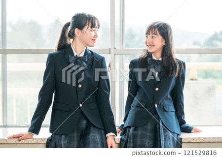 國中女學生在學校教室裡交談 121529816