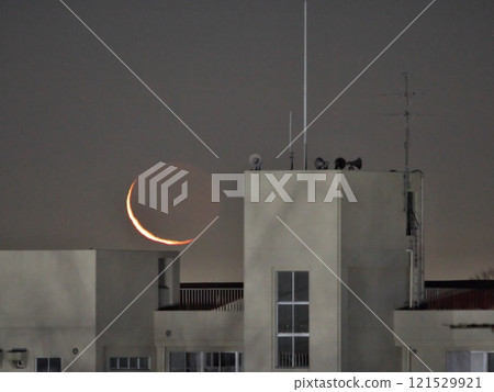 月亮在冬天的黎明昇起 121529921