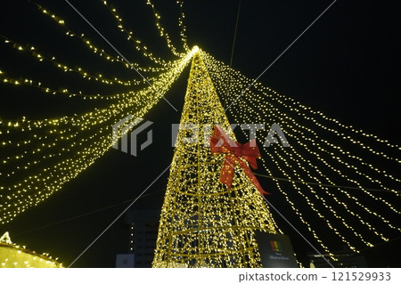 The festive atmosphere of the Fukuoka Christmas Market! Winter lights and delicious food The festive atmosphere of the Fukuoka Christmas Market! Winter lights and delicious food 121529933