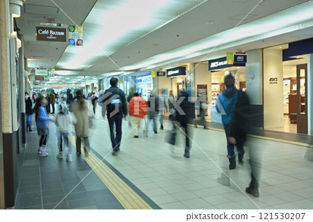 穿過地下商業街的人們 121530207