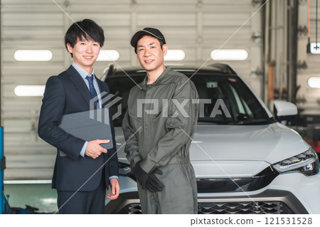 A male employee in the pit of a repair shop (auto repair shop, private vehicle inspection center, staff) 121531528