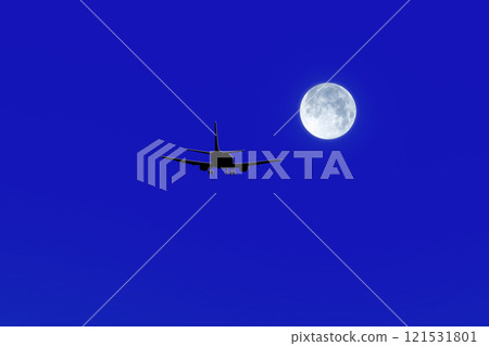 The plane is in the dark blue sky 121531801