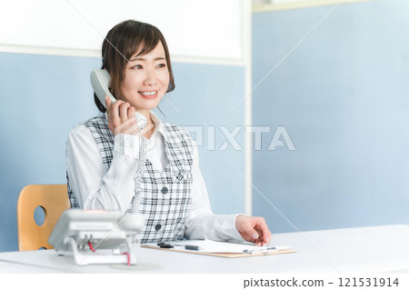 接聽電話的女接待員/辦公室職員(接待/前台/櫃檯) 接聽電話的女接待員/辦公室職員(接待/前台/櫃檯) 121531914