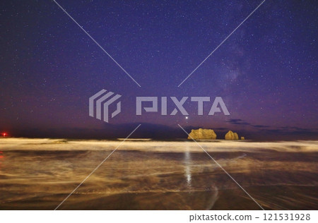 Starry sky and parent and child rock 121531928