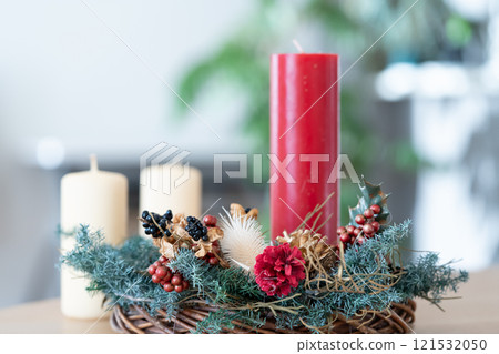 Dried flower Christmas wreath and candles Dried flower Christmas wreath and candles 121532050