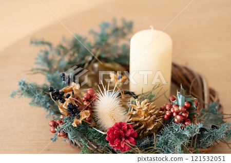 Dried flower Christmas wreath and candles Dried flower Christmas wreath and candles 121532051