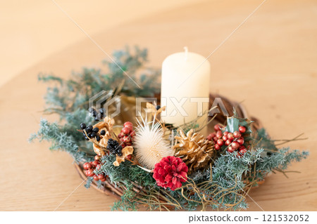 Dried flower Christmas wreath and candles Dried flower Christmas wreath and candles 121532052