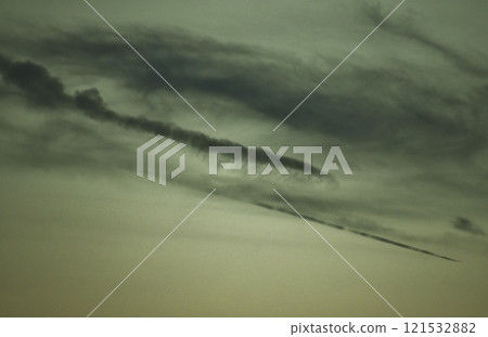 The color of the evening sky changes from moment to moment, and the clouds change shape. The color of the evening sky changes from moment to moment, and the clouds change shape. 121532882