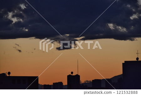 黃昏時天空的顏色每時每刻都在變化，雲的形狀也在改變。 121532888