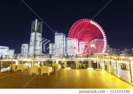 《神奈川縣》橫濱港未來/辦公室燈火通明的夜景 《神奈川縣》橫濱港未來/辦公室燈火通明的夜景 121533296