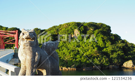 A cloudless Okinawa sky and Shisa Ikei Bridge, Ikei Island, Okinawa Prefecture 121534236