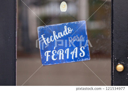 Closed for holidays sign written in Portuguese 121534977