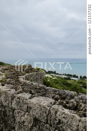 透過沖繩勝蓮城遺址城牆看到的風景 Okinawa Travel 121537292