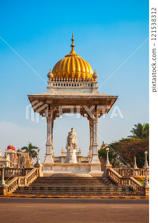 Statue of Maharaja Chamarajendar Wodeyar 121538312