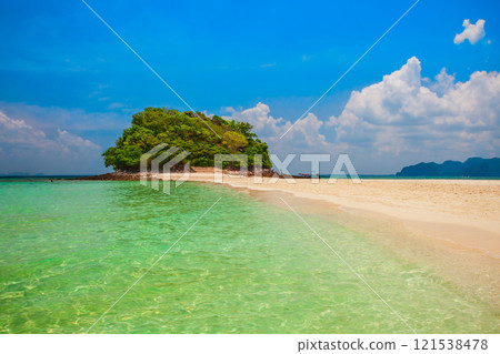 Clear water beach in Thailand 121538478