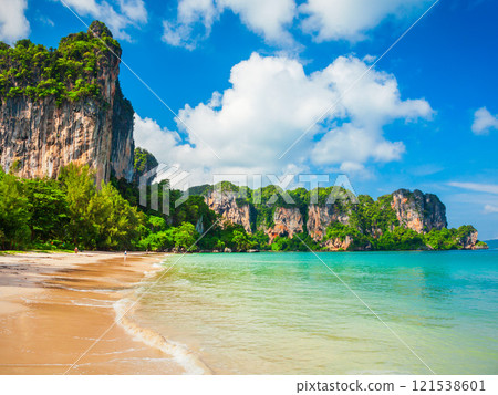 Clear water beach in Thailand 121538601