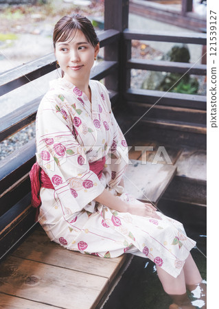 穿著浴衣泡腳湯的年輕女子【與柴田市電影委員會合作拍攝】 穿著浴衣泡腳湯的年輕女子【與柴田市電影委員會合作拍攝】 121539127