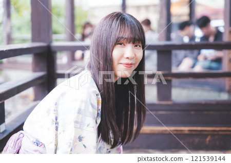 穿著浴衣泡腳湯的年輕女子【與柴田市電影委員會合作拍攝】 121539144