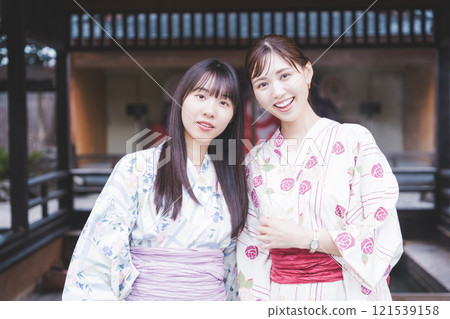 兩名穿著浴衣的年輕女子正在洗腳【柴田市電影委員會拍攝】 121539158