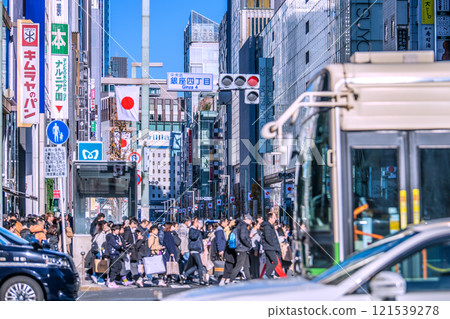 日本東京城市景觀邁入新時代……年末，沒有天空，但城市裡卻擠滿了外國遊客和老年人。希望之光=29日 121539278