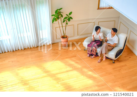 A bird's-eye view of a couple relaxing in the living room 121540021