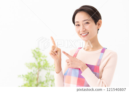 Image of a person pointing with a finger while wearing an apron (stock photo) Image of a person pointing with a finger while wearing an apron (stock photo) 121540807