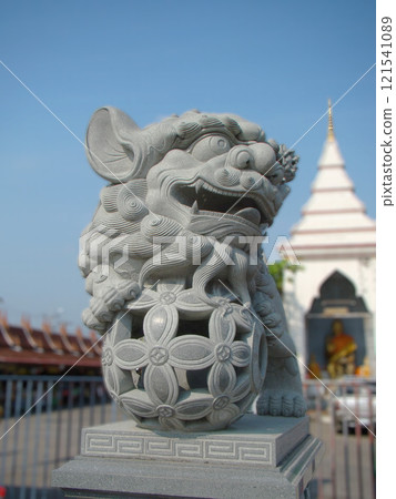 statue traditional chinese lion with blur background statue traditional chinese lion with blur background 121541089
