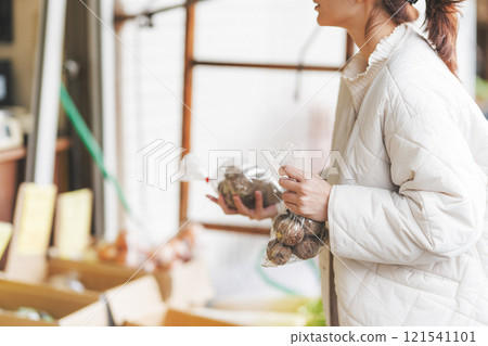 老式蔬果店裡，年輕女店員正在排隊商品【圖片由 Nuttari Terrace 商業街提供】 121541101