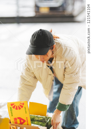 老式蔬果店裡，年輕女店員正在排隊商品【圖片由 Nuttari Terrace 商業街提供】 121541104