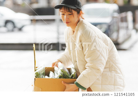 老式蔬果店裡，年輕女店員正在排隊商品【圖片由 Nuttari Terrace 商業街提供】 121541105