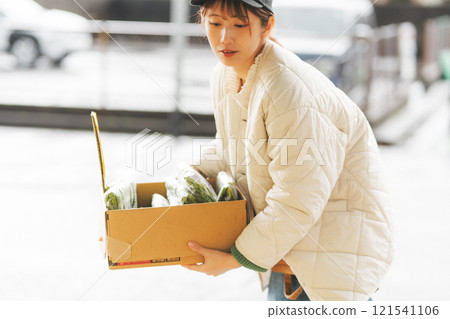 老式蔬果店裡，年輕女店員正在排隊商品【圖片由 Nuttari Terrace 商業街提供】 121541106