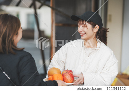 老式蔬果店裡賣水果的年輕女店員【圖片由Nuttari Terrace商業街提供】 老式蔬果店裡賣水果的年輕女店員【圖片由Nuttari Terrace商業街提供】 121541122