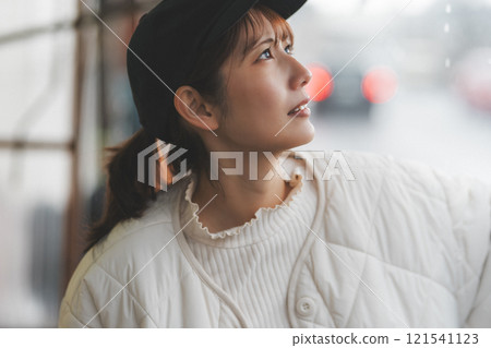 突如其來的大雨中,年輕女店長臉色陰沉【圖片由Nuttari Terrace商業街提供】 突如其來的大雨中,年輕女店長臉色陰沉【圖片由Nuttari Terrace商業街提供】 121541123