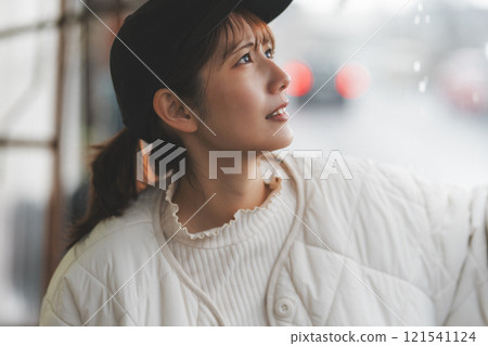 突如其來的大雨中,年輕女店長臉色陰沉【圖片由Nuttari Terrace商業街提供】 突如其來的大雨中,年輕女店長臉色陰沉【圖片由Nuttari Terrace商業街提供】 121541124