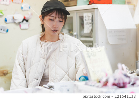 老式蔬果店的年輕女店員【Nuttari Terrace商業街提供】 老式蔬果店的年輕女店員【Nuttari Terrace商業街提供】 121541138