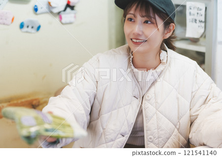 老式蔬果店的年輕女店員【Nuttari Terrace商業街提供】 老式蔬果店的年輕女店員【Nuttari Terrace商業街提供】 121541140
