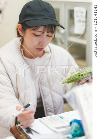 老式蔬果店的年輕女店員【Nuttari Terrace商業街提供】 老式蔬果店的年輕女店員【Nuttari Terrace商業街提供】 121541143