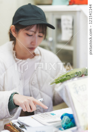 老式蔬果店的年輕女店員【Nuttari Terrace商業街提供】 老式蔬果店的年輕女店員【Nuttari Terrace商業街提供】 121541144
