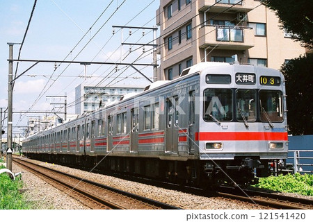 Tokyu 8090 series train on the Oimachi Line heading towards Oimachi 121541420
