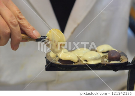 製作人形燒的工匠之手 手工製作的人形燒 121542155